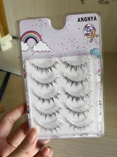 ANGNYA The whole cluster of False eyelashes is a natural imitation of female one-piece eyelashes. The whole transparent fine stem eyelashes